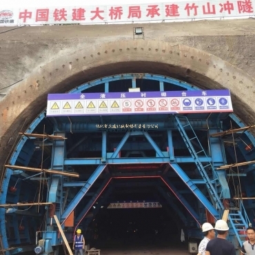 張吉懷鐵路隧道襯砌臺車施工現場