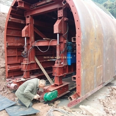 引水洞臺車施工現場